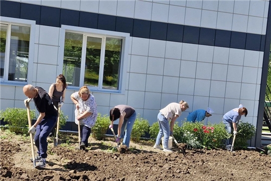 🌱 Сотрудники детскогосада благоустраивают территорию и развивают огород