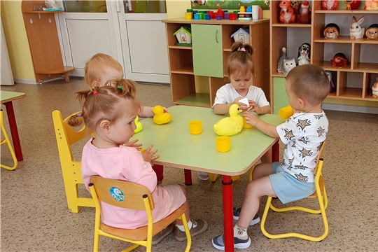 Малыши знакомятся и закрепляют особенности желтого цвета
