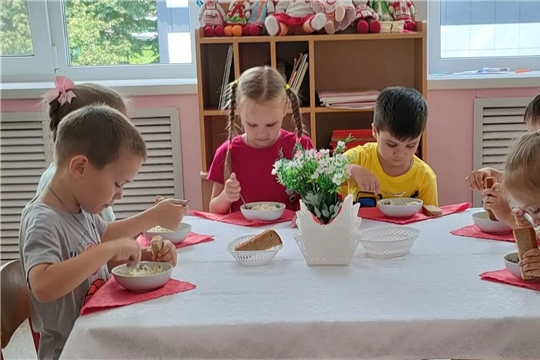 Свежий овощной салат в детском саду — вкус и польза в каждой ложке! 