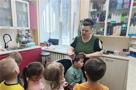 Дошкольники знакомятся с профессией "парикмахер"
