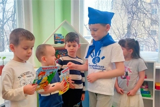 Тимуровцы - участники акции "Дарите книги с любовью"
