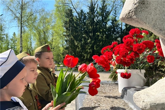 Дошкольники почтили память павших героев, посетив памятник Неизвестному солдату