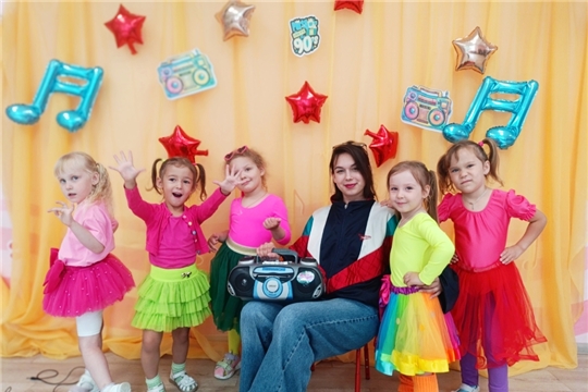Дошкольники отпраздновали День молодёжи в ритме 90-х