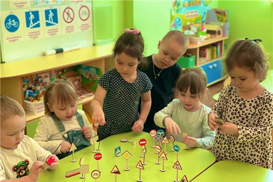 Дошколята детского сада учат дорожную азбуку