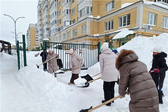 Субботник по уборке снега прошел в детском саду