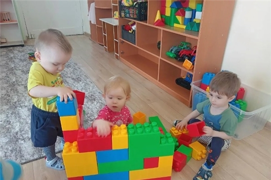 Малыши группы «Ромашка» строят из конструктора!