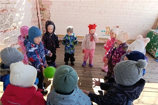 Весенние игры с мячом на прогулке в детском саду