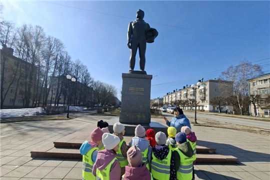  Экскурсия к памятнику А.Г. Николаеву в рамках муниципального проекта «Чувашский край: люби и знай» и республиканского проекта «По родному краю с рюкзаком шагаю»