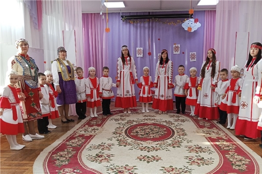 Присоединяемся к флешмобу «Единые сердцем: хранительницы чувашской красоты и слова».