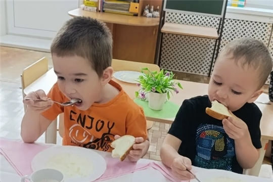 Польза завтрака: каша и батон с маслом