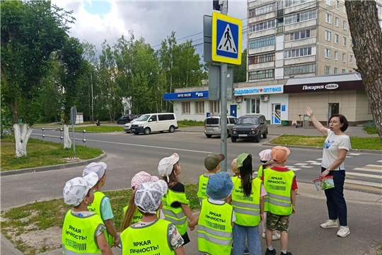 «Смотри по сторонам!»: учимся переходить дорогу правильно 