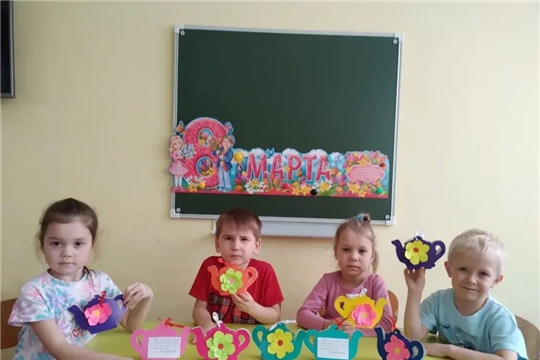 Дети группы "Познавайки" в ожидании праздника 8 марта