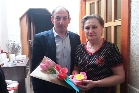 💐 Цветы мамам героев: Чебоксары присоединяются к Всероссийской акции #ПоздравьМамуГероя