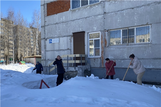Работа по ворошению снега 
