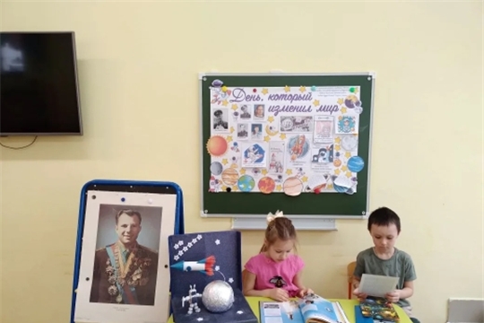 В группе "Познавайки"  познавательно-исследовательская деятельность "Космос"