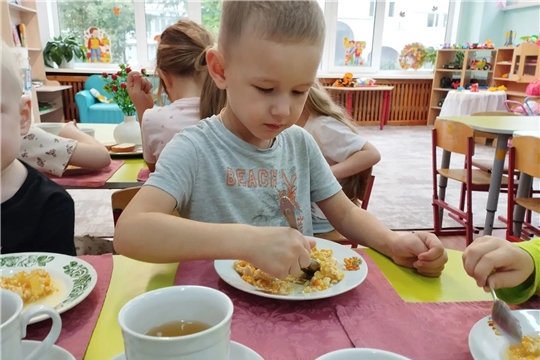 Вкусный и полезный уплотненный полдник: тушёные овощи с мясом птицы