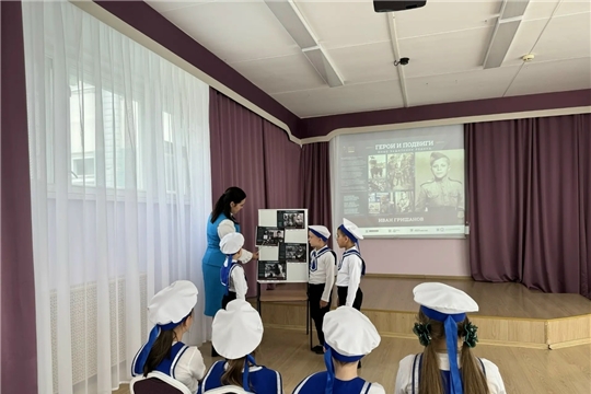 Выставка "Герои и Подвиги - Юные защитники Родины"