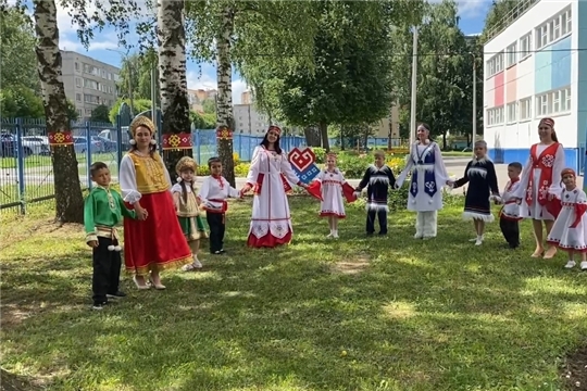 Дефиле национальных костюмов