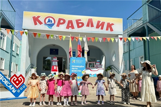 «Королева шляп в гостях у ребят: яркое дефиле на площадке „Творческое лето“» 