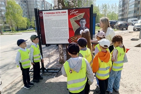 Прогулка к памятному баннеру, посвященному Николаю Гастелло.