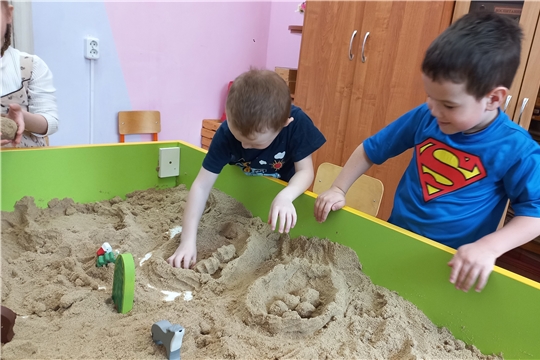Песочная терапия для детей дошкольного возраста является эффективным методом воздействия на поведение и эмоциональное состояние.
