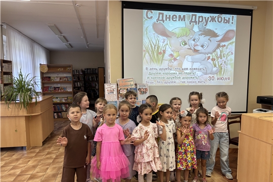 В рамках республиканского проекта «По родному краю с рюкзаком шагаю» воспитанники детского сада №11 г. Чебоксары отправились в увлекательное путешествие — на экскурсию в библиотеку имени Л. Кассиля. 