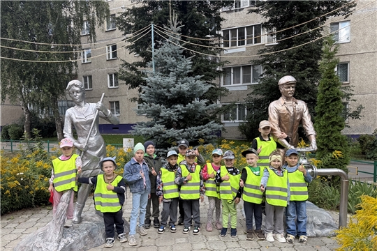 В преддверии Дня города Чебоксары воспитанники и педагоги детского сада №11 "Ручеек" приняли участие в марафоне пеших прогулок по любимым местам города. 