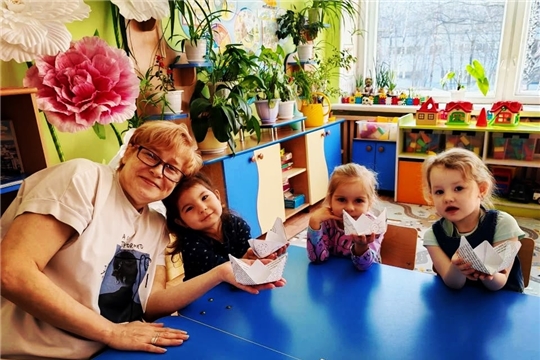 Учимся складывать кораблики из бумаги.