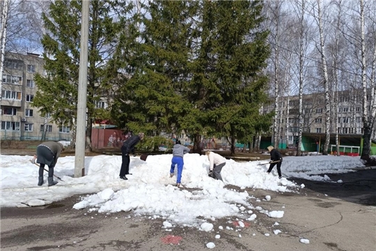 Сотрудники детского сада на очередном экологическом субботнике!