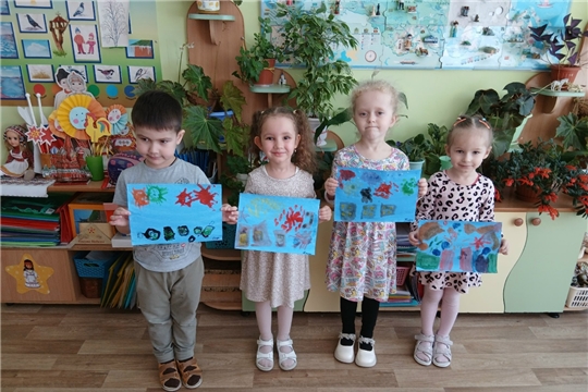 Рисуют салют малыши!