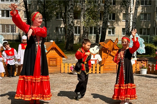 Яркое дефиле народных костюмов