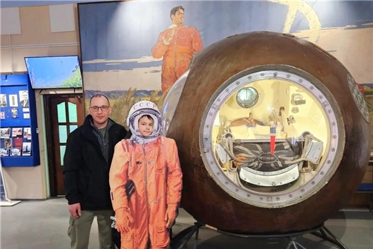 Космос рядом: семья воспитанника детского сада посетила мемориальный комплекс А.Г. Николаева в Шоршелах