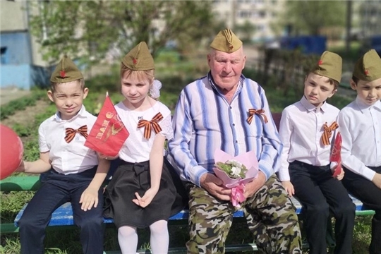 Юные патриоты детского сада участвуют в акции "Цветок ветерану"