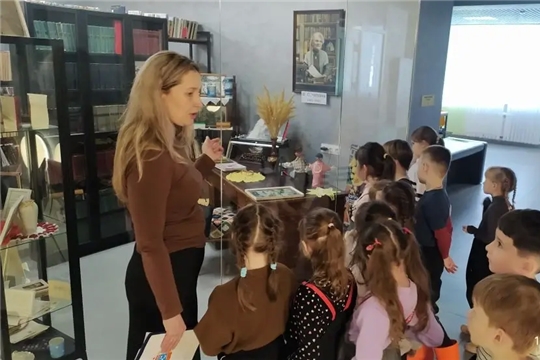 По родному краю с рюкзаком шагая