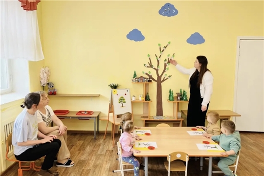 В группе «Колокольчики» прошло отчетное занятие кружка «Юные художники»