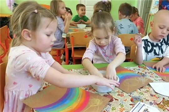 «Умелые ручки»-  рисуем радугу восковыми  карандашами.