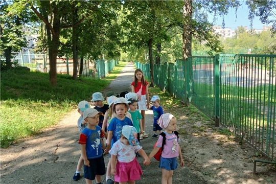 Экскурсия за территорию детского сада