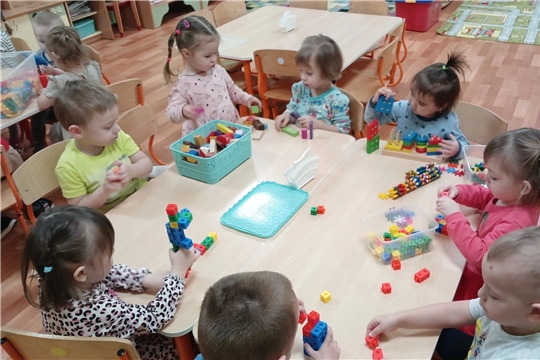 Чем занимаются дети в младшей группе "Пчёлки" в свободное от занятий время?