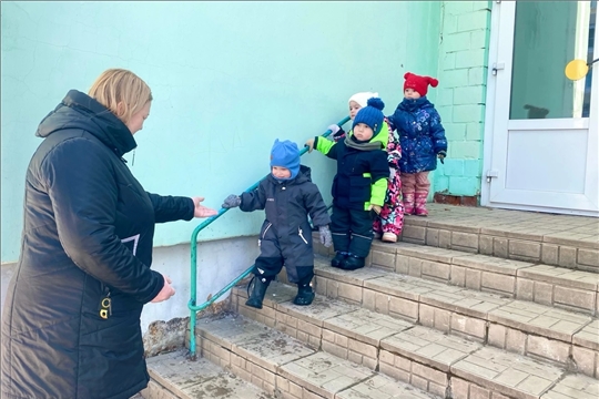 Осторожно, ступеньки: урок безопасности в группе "Хевел"