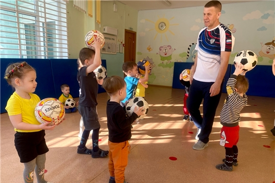 В детском саду продолжаются занятия кружка "Мини-футбол"