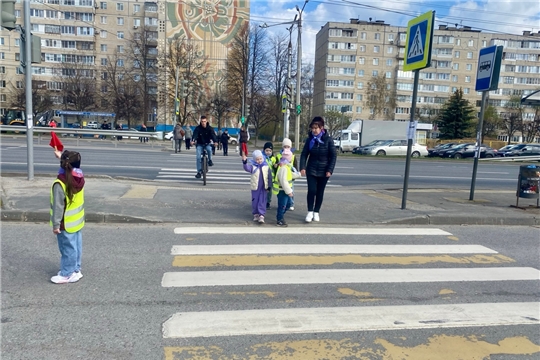 Воспитанники "Краски радуги" освоили правила пешеходного перехода.