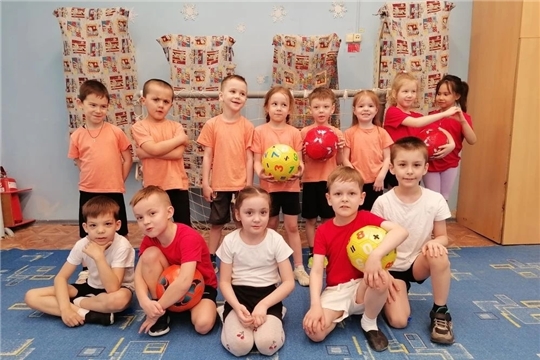 Тренировки на занятиях в школе мяча