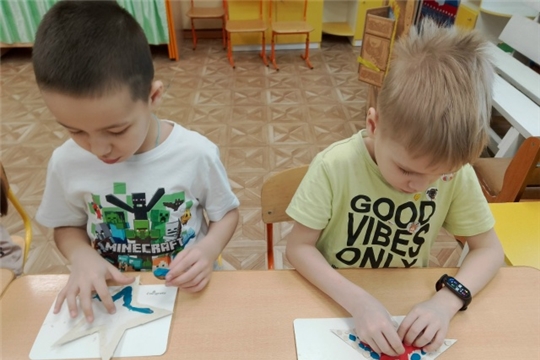 Дети создают звезду с помощью пластилинографии