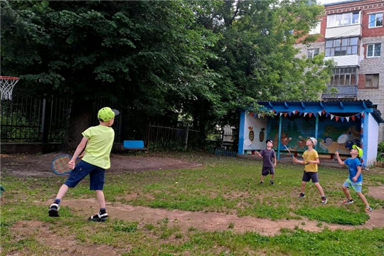 Игра в бадминтон