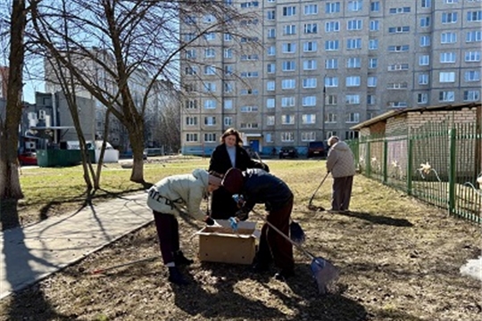 В Чебоксарах продолжаются весенние экологические мероприятия: сотрудники детского сада наводят чистоту и порядок.