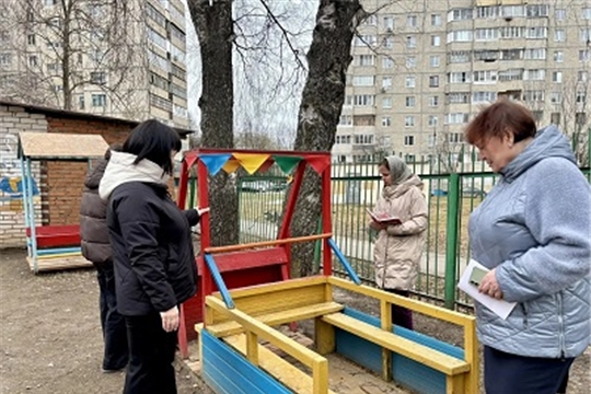  Сезонный контроль безопасности: в детском саду проверили игровые площадки после зимы