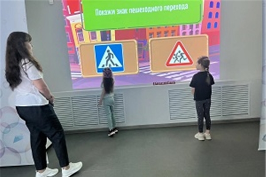В гостях у книги: воспитанники детского сада изучили правила дорожной безопасности