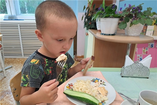 Макароны с куриной котлетой