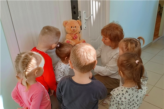 Дверь открывается - внимание включаетя