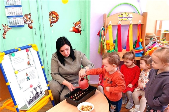 «Огород на подоконнике: малыши сажают лук»